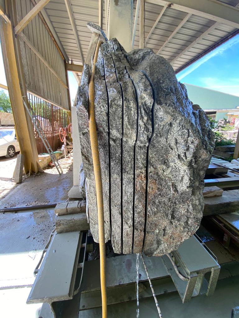 Sciage au fil d'un bloc d'ardoise très dure.