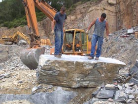 Pros de l'ardoise, extraction de bloc en carrière.