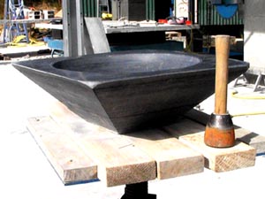 Vasque en ardoise, en cours de taille.